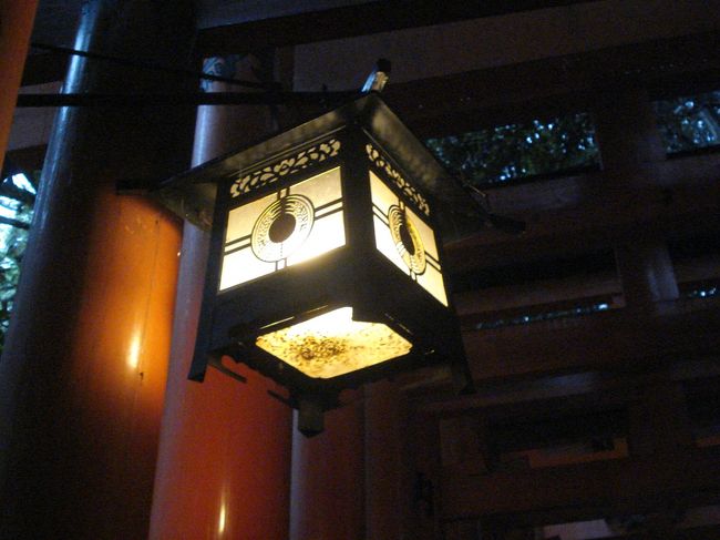 11月7日まで開催されている「平城遷都1300年祭平城宮跡会場」にどうしても行きたくて。<br /><br />急に思い立ったので奈良でのホテルは取れず、京都で2泊することに。<br /><br />大好きな京都。せっかくなのでいろんな都合で行けなかった場所に行ってリベンジしてきました。<br /><br />1日目は伏見稲荷大社と平安神宮。<br /><br />雨の中頑張って観光しました〜