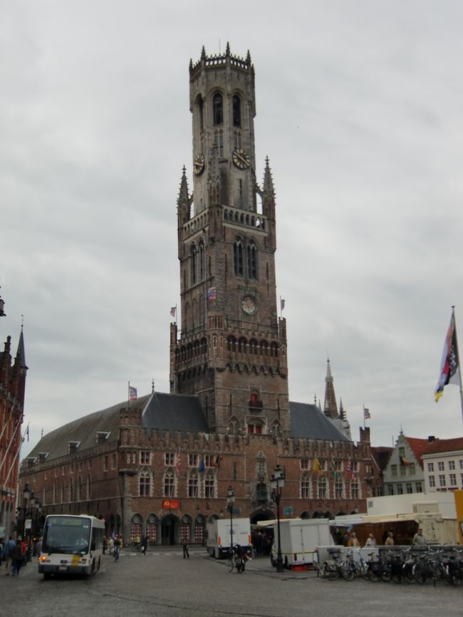 オランダのユトレヒトから、ロッテルダムで乗り換え、<br />更にベルギーのアントワープで乗り換えて<br />はるばるやって来ましたブルージュ。<br /><br />オランダからそんな遠くないのに雰囲気ががらっと変わる。<br />オランダは少しのんびりした田舎っぽさ。<br />ベルギーは豪華な歴史建造物が沢山！<br /><br />ベルギー好きです！！<br /><br /><br />小学校の幼馴染が、バックパックでヨーロッパを周遊する。ということで、<br />合流して旅行してみました。<br />私もなんちゃってバックパッカー！<br /><br />第一弾<br /><br />9/19　スイス　チューリッヒ　<br />9/20　スイス　チューリッヒ<br />9/21　ドイツ　ミュンヘン<br />9/22　オーストリア　ザルツブルグ<br />9/23　オーストリア　ウィーン<br /><br />第二段<br />10/3　オランダ　アムステルダム<br />10/4　オランダ　アムステルダム＆ユトレヒト<br />10/5　オランダ　ユトレヒト、ベルギー　ブルージュ<br />10/6　ベルギー　ブルージュ　＆　ブリュッセル<br />10/7　ベルギー　ブリュッセル