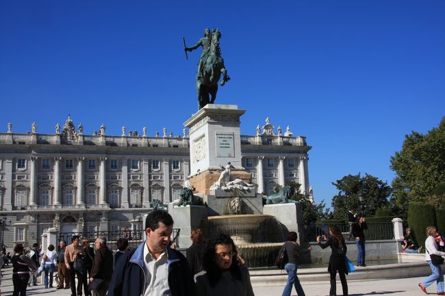 マドリードの王宮前広場　　　　　　　　2007.10.28<br /><br />スペインの旅2007　　　2007年10月27日（土）～11月3日<br />JTBオーレ・エスパーニャ　8（マドリード、コルドバ、セヴィリア、グラナダ、ミハス、マラガ、バルセロナ）<br /><br />ヨーロッパの主要国は出張や旅行で何度も訪れていますが、スペインは今回の家族旅行が初めてです。自動車会社勤務の私にとって、スペインは仕事で行く機会がなかったのが主な理由です。<br />私は初めての国へ行くときには団体ツアーに参加することにしていますが、それは不案内な国・地域では、それが旅行を楽しむという目的に最も適切に対応できるからで、割高な旅行費用は二の次に考えています。<br />今回は家族旅行なので尚更です。<br />JTBの定番商品である「オーレ・エスパーニャ8」は結果的に家族にとって他のツアー参加者との交流ができたり、また多くの観光スポットを効率よく見学ができたりしてよかったと思います。<br />また好天に恵まれ、後半には白い雲が見たくなったほどで、一度だけにわか雨に遭いました。<br /><br />10月28日（日曜）10月最終日曜日のこの日から冬時間で日本との時差は8時間です。<br />マドリード市内観光の最初はプラド美術館。限られた時間でしたがゴヤを始めエル・グレコなど沢山の絵画を堪能しました。<br />次はスペイン広場で、中央には「ドン・キホーテ」で有名な文豪セルバンテスの石像が鎮座しています。セルバンテスの像の前のドン・キホーテとサンチョ・パンサ像は記念撮影の順番待ちの人気です。<br />その後の王宮の東側のオリエンテ広場には真っ青な空にフェリペ4世の騎馬像が勇壮な姿を見せています。王宮は1738年、ブルボン王朝の初代国王フェリペ5世の命により着工、1764年カルロス3世の時代に完成し、1931年まで歴代国王が住んだ。<br />昼食にはスペインの名物料理　パエリア。見た目も味も最高！でした。<br />午後は自由行動で、いったんホテルへ戻ってから、ツアー参加者の多くはオプショナル・ツアーのトレド観光に向かいましたが、私たちは再度プラド美術館など見たいところがあったので別行動をとり、レティーロ公園などを散策し、夕食時に合流しました。<br /><br />撮影　CANON EOS 40D EF-S 17/85 IS USM　　　　yamada423<br /><br />気になる写真があったら画像をクリックして元画像に拡大してご覧ください。細部まで見られます。<br /><br />現地の日の出・日没時刻はこのクチコミ記事で簡単に調べられます。<br />http://4travel.jp/overseas/area/europe/france/mont_st_michael/tips/10177076/<br /><br />クチコミ「スリの被害に遭わないための予防策」2011.3.28<br />http://4travel.jp/traveler/810766/tips/<br /><br />☆　　　★　　　☆　　　★　　　☆　　　★　　　☆　　　★<br />ハイライト編にパエリアの作り方を掲載したところ好評につき、こちらに転載します。<br />我が家のシーフードと鶏肉のパエリア（洋風おじや）の作り方を紹介します。<br />3回経験すればほぼ満足できる味になると思います。<br />材料	6人前（１個、1枚、1パック単位の材料に適した人数）	<br />No.	材料	数量	下ごしらえ	備考<br />1	米	2カップ	洗って水を切っておく	<br />2	エビ	中20尾	頭部側1/3皮をむく(食べやすく）<br />　　　見栄えを重視するなら有頭エビのままでよい。	<br />3	イカ	1パイ　	8ミリのリング、脚はバラにして半分にカット	<br />4	あさり	1パック	砂抜きしておく	<br />5	鳥モモ肉　	1枚	3センチ角にカット（から揚げ用は半分に）	<br />6	たまねぎ	中1個	粗みじん切り	<br />7	しめじ	1パック	根元を切ってばらに	<br />8	パプリカ	1個	横に二分し、縦に1センチ幅にカット	<br />9	ニンニク	中2～3片	粗みじん切り	<br />10	（トマト1個）and/orカットトマト缶	<br />11	レモン2個	クシ切り6等分(好みで3個横半切り）	<br />12	パセリ	1～2枝	適当にきざむ	<br />13	オリーブ油	大匙2	<br />14	塩	小さじ2	10グラム　	<br />15	水（湯）	6カップ	<br /><br />　　調理手順	<br />1 フライパン又は平底鍋にオリーブ油を敷き、たまねぎとニンニクを弱火で2分いためる。<br />2 さらに米を加えて2～3分いためる。	<br />3 中華鍋等でエビ、イカ、鳥肉、あさり、しめじを素炒めし、水４カップを加えて中火で4～5分煮て材料によく火を通す。煮汁を4に移し、具が冷めないように蓋をしておく。	<br />4 平底鍋（24～26センチ程度、深さ6センチ以上）に炒めた米と3の煮汁を加えて弱火で10分	ほど煮る。時々木へら、しゃもじ等でかき混ぜる。	<br />5 米に蒸気の穴が開き始めたらトマトを入れ、水(湯）2カップを加えてよくかき混ぜる。	<br />6 米の表面の水分が減ってきたら3の具とパプリカを載せて（散らして）蓋をして弱火で5分煮る。	<br />7 鍋底からパリパリと乾いた音が聞こえたら火を止めて15分ほど蒸らす。<br /><br />　盛り付け	<br />1 　平皿の半分に具材を盛り付ける。エビは数がほぼ同じにする。<br />　　（ケンカしないように）	<br />2 　おじやを皿の半分に盛り付ける。	<br />3　 レモンを添える	<br />4　 パセリを散らす	<br /><br />　その他	<br />1　おじやの軟らかさは5で加える水（湯）の量で調節する。2カップは軟らかめの量。	<br />2　塩の量は水を除く材料の重量の1～1.5％が目安。（お好みで）	<br />3　パリパリ音は”おこげ”ができ始めるタイミングで、好みで時間を調節する。	<br />★家庭料理として定着させるためには、サフランなど高価な材料を使ってはいけませんよ。<br />6人前の材料費は3000円から3500円が目安です。（調味料を除く）<br /><br />ホームパーティーのメインにする場合、前菜としてはスペイン風オムレツ、いわしときゅうりのマリネ、などを作ります。<br /><br /><br /><br /><br />