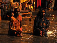 インド 仏陀ゆかりの地を訪ねる 　１2 ベナレス　ガンガーの沐浴と火葬現場（１）