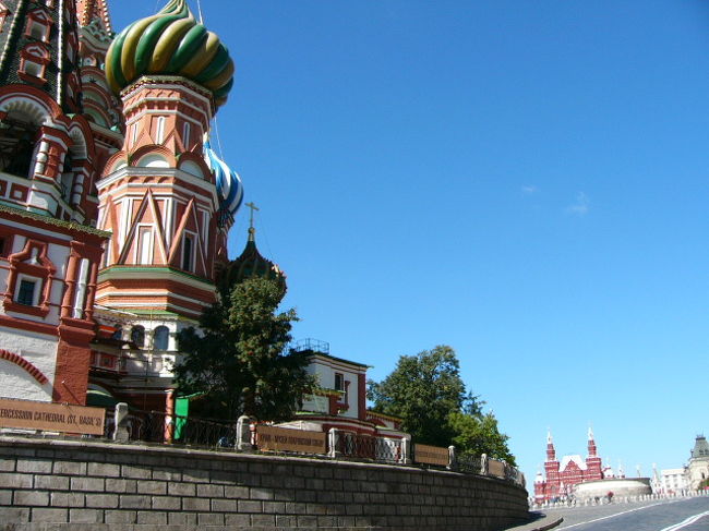 【都市の総合評価】３　一度行けば十分。<br />　ロシアの首都：モスクワ。正直言って観光地としてはクレムリン周辺のみ。一度行けば十分な都市。２泊もあれば十分。サンクトペテルブルグに重きを置く方がベター。<br /><br />【今回の旅行記】<br />　日本のツアーだったのもあり、あまり自由行動もなく、クレムリン周辺を散策。赤の広場と周辺のロシアチックな色合いの教会を見る程度。