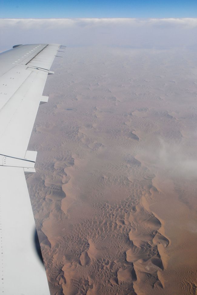 9月11日。<br />朝一番の飛行機で、久しぶりの懐かしい町「敦煌」へ飛びます。<br />空からも寝台車でも、もう何往復したか判らないほど出かけた路線です。<br /><br />今日は空からなので、途中にある「緑地帯の段々畑」や「戈壁(ゴビ)沙漠」に「戈壁灘の巨大丘」なども、きっとこま達を出迎えてくれると思います。<br /><br />航空写真を沢山の超したかったので、この章(04)は殆どが空の写真です。<br />個人の思い出なので、バカにしないで見て下さいね~♪<br /><br />9月11日の旅行記も3部作になります。<br />①出発編!西安出発~空からの風景!<br />②到着編!敦煌到着~老友再会!<br />③再会編!商売繁盛~今年は大忙し!<br />のような内容です。<br /><br />敦煌では4泊しましたので、この後も盛りだくさんの敦煌事情がお伝えできると思います。<br />・・・・・が、手が保つかどうか判りませんが・・・(右腕のマウス腱鞘炎が常駐中なので)。<br /><br /><br />画像は、西安を飛び立って1時間40分ほどのポイント。<br />西へ飛ぶ飛行機の北側、ずっと遠くまで延々と繋がる戈壁沙漠が織り成す沙漠の風紋。