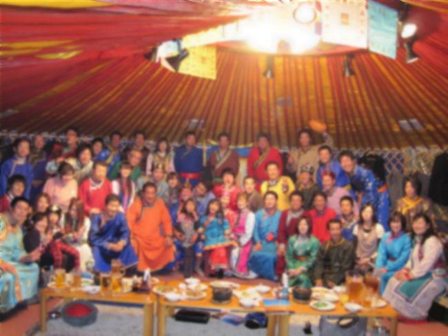 2010.12.4(土)<br />後輩Hの入籍Party♪<br />みんなモンゴル衣装を身に纏い異様な雰囲気です（笑