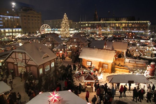 ついに、数あるドイツのヴァイナハツ・マルクト（クリスマス・マーケット）の中でも、最も魅力的であろうドレスデンに行ってきました。<br />ドイツの普通の街のクリスマス・マーケットは、数日限定であったり、土日だけだったりしますが、ドレスデンの場合はさすがに有名で大規模なだけあって、アルトマルクトにあるメイン会場であるドレスデナー・シュトリーツェルマルクト Dresdner Striezelmarkt は、１１月２５日から１２月２４日まで毎日開催されています。<br />寒さ厳しい中、とても長時間は歩いていられないので、ホテルは、アルトマルクトに今年出来たばかりのNH Dresden Altmarktにしました。会場に徒歩０分、寒さに耐えきれずに直ぐに部屋に戻れる事、出来たばかりで綺麗な事、部屋がとても広くフローリングであった事など、満点の評価でした。