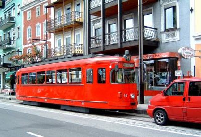 グムンデン駅にはコインロッカーがなかった。<br /><br />駅で大きな荷物を引っ張りながら途方に暮れている私たちを見て、20歳くらいの若者が声をかけてきた。<br />「何かお困りですか?お手伝いしましょうか?」って。<br />そこで、コインロッカーのマークはあるけど探し出せないって言ったところ、<br />「じゃ、ここで待っていて下さい、僕が探してきますから…」と。<br />その言葉がとても心強く感じられました。なんて優しい親切な若者なんでしょう。<br /><br /><br />でも、駅を一回りして探してもやはり見つけられなかったようでした。<br />尚も探そうとしてくれる若者を制して<br />「どうもありがとう、あとは私たちで何とかしますから…」って引き取ってもらったけど、ほんとにうれしかった(涙)。<br /><br />駅の端っこにパン屋の売店があった。そこで聞いてみよう。<br />「この近くでカバンを預かってくれるところはありませんか?」<br />店番をしているおばさんに聞いた。<br /><br />「駅で預かってもらいなさいよ、私が頼んであげる。」<br />って言うなり、お店をほったらかして駅舎まで行き、駅員に頼んでくれた。<br />おかげで駅員の控室に預かってもらうことが出来た。<br /><br />◇◆<br />私が旅が大好きな理由の一つとして、こういった現地の人たちとのさりげないふれあいを経験できることもあると思います。<br />旅先で困っている時親切にされると、その土地が大好きになります。<br />