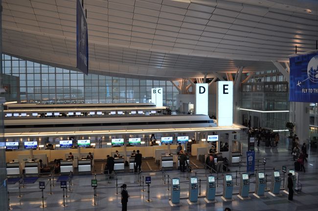 2010年10月に羽田空港国際線新ターミナルが開業しました。<br /> たまたま東京へ行く予定があり、帰りに少し国際線ターミナルをのぞいてきました。 <br /> この日の東京は、台風の影響で雨風が強く、一部の便が欠航となっていましたが、私が乗った航空機は予定通り飛び、無事帰ってこられました。<br /> 飛ばなければ飛ばないで、いろいろ楽しみもあったのですけれどね。(笑)<br /> 新しい国際線ターミナルからも、いつか外国へ出かけてみたいものです。