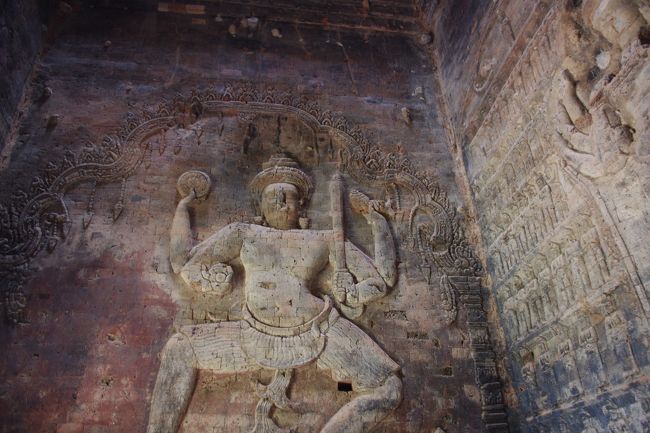 アンコール遺跡群の旅の7回目は、プラサット・クラヴァン（Prasat Kravan）遺跡。<br />この遺跡の特徴は、全てがレンガであること、そして中央塔の“内部に”ヴィシュヌ神などの浮き彫りがあることだそうです。<br />プラサット・クラヴァンとは、「カルダモン（木の名前）の寺院」という意味だそうです。<br />なお、このプラサット・クラヴァン遺跡は、921年創建されたヒンドゥー教の寺院です。<br />