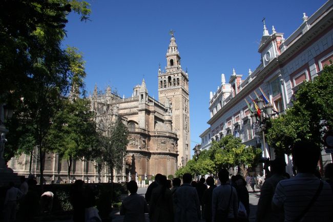 世界遺産セビージャの大聖堂　2007.10.30<br /><br />スペインの旅2007　　　2007年10月27日（土）～11月3日<br />JTBオーレ・エスパーニャ8（マドリード、コルドバ、セヴィージャア、グラナダ、ミハス、マラガ、バルセロナ）<br /><br />ヨーロッパの主要国は出張や旅行で何度も訪れていますが、スペインは今回の家族旅行が初めてです。自動車会社勤務の私にとって、スペインは仕事で行く機会がなかったのが主な理由です。<br />私は初めての国へ行くときには団体ツアーに参加することにしていますが、それは不案内な国・地域では、それが旅行を楽しむという目的に最も適切に対応できるからで、割高な旅行費用は二の次に考えています。<br />今回は家族旅行なので尚更です。<br />JTBの定番商品である「オーレ・エスパーニャ8」は結果的に家族にとって他のツアー参加者との交流ができたり、また多くの観光スポットを効率よく見学ができたりしてよかったと思います。<br />また好天に恵まれ、後半には白い雲が見たくなったほどで、一度だけにわか雨に遭いました。<br />　　　────────────────────────<br />2007年10月30日（火）<br />今日は午前中セビージャ市内観光をし、午後は昼食後グラナダへバスで移動します。<br />市内観光の見所はなんといっても1987年「セビージャの大聖堂、アルカサル、インディアス古文書館」の 一部としてユネスコの世界遺産に登録されたセビージャ大聖堂（カテドラル）です。<br />15世紀初頭から約1世紀かけて完成したカテドラルは、ローマのサン・ピエトロ大聖堂、ロンドンのセント・ポール大聖堂に次いで世界第3の規模を誇る大聖堂となった。<br /><br />朝一番で訪れたスペイン広場は1929年のイベロ・アメリカ博覧会の会場として、建築家アニバル・ゴンザレスによって造られたもので、半円形の大きな建物の前には、レンガとタイルを組み合わせたスペイン各県の特徴や歴史を描いたタイル画のベンチがある。<br /><br />撮影　CANON EOS 40D EF-S 17/85 IS USM　　　　yamada423<br /><br />写真と説明文をひと通り読んだ後、元画像に拡大してご覧いただくと<br />、文字や人の表情などがかなり詳細に見られますのでお勧めします。<br />次の写真へ&gt;&gt;　でページが送れます。<br /><br />現地の日の出・日没時刻はこのクチコミ記事で簡単に調べられます。<br />http://4travel.jp/overseas/area/europe/france/mont_st_michael/tips/10177076/<br /><br />☆お気に入りブログ投票（クリック）お願い★<br />http://blog.with2.net/link.php?1581210<br /><br /><br /><br /><br />