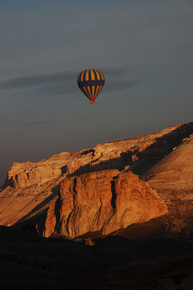 トルコの世界遺産（複合）カッパドキアを気球に乗って上空から眺めました。