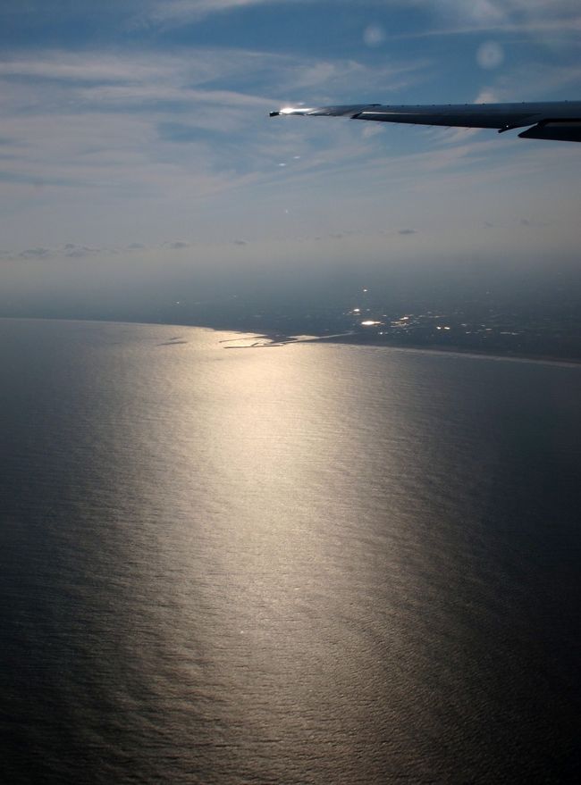サハリン州は、ロシア連邦の州で連邦構成主体のひとつ。サハリン島(樺太島)とクリル諸島(千島列島)を管轄し、極東連邦管区に属する。州都はユジノサハリンスク。面積は8万7100km2、南北の広がりが約900km。(フリー百科事典『ウィキペディア(Wikipedia)』より引用)オホーツク海(英語:Sea of Okhotsk)は、北海道の北東にある太平洋の縁海。千島列島(クリル列島)・カムチャツカ半島によって太平洋と、樺太(サハリン)・北海道によって日本海と隔てられている。「オホーツク海」の名称は、この海に面して最初に建設されたロシア人の入植都市・オホーツクに由来する。都市名の「オホーツク」は、この街が「オホータ川」(「広い川」を意味する)の河口部に位置することから来ている。(フリー百科事典『ウィキペディア(Wikipedia)』より引用)エア・カナダ(Air Canada TSX:ACE.RV)は、カナダ・ケベック州のモントリオール市に本部がある国際航空会社。カナダのいわゆる「フラッグ・キャリア」。 主要ハブ空港はトロント・ピアソン国際空港である。元は国営会社だったが、1987年民営化された。2000年にカナダの大手航空会社、カナディアン航空を買収した。国際的な航空会社連合スターアライアンスに加盟し、全日本空輸 (ANA) とコードシェア便を運航している。(フリー百科事典『ウィキペディア(Wikipedia)』より引用)エア・カナダについては・・http://www.aircanada.jp/ja/home.htm?cLoc=jp秋のカナダ・グランド周遊10日間9月30日(木)9日目13:15:空路、エア・カナダ(AC-0004)直行便にて帰国の途へ。 12時間45分) *****日付変更線通過***** 【機中泊】 10月1日(金)10日目15:00:成田空港着。 通関後、解散