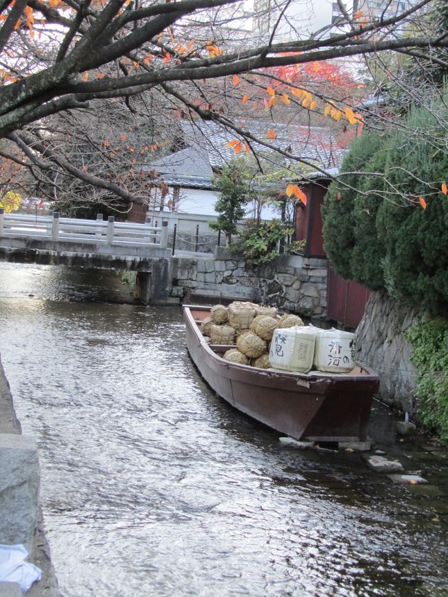 12月4日、高瀬川付近散策で二条通りに近い、一之船入りにやってきた。木屋町通りを流れる高瀬川は慶長16年(1611)角倉了以によって計画され、開通した。　一之船入りは高瀬川の出発地である。<br />現在、日本銀行京都支店や島津製作所記念資料館があるところである。　この後、京都御苑に入り、京都御所の横を<br />通って蛤御門を出、烏丸通を北上して今出川通りの薩摩藩邸跡がある同志社大学迄歩いた。<br /><br /><br /><br />＊写真は高瀬川の一之船入り
