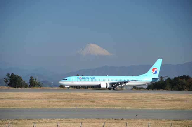 １年６ヶ月ぶりになるかな。富士山静岡空港に来ました。<br />少し霞んでいましたが富士山も見えました。<br /><br />★富士山静岡空港のHP<br />http://www.mtfuji-shizuokaairport.jp/<br /><br />★富士ドリーエアラインズのHP<br />http://www.fujidreamairlines.com/<br /><br />★大韓航空のHP<br />http://www.koreanair.com/