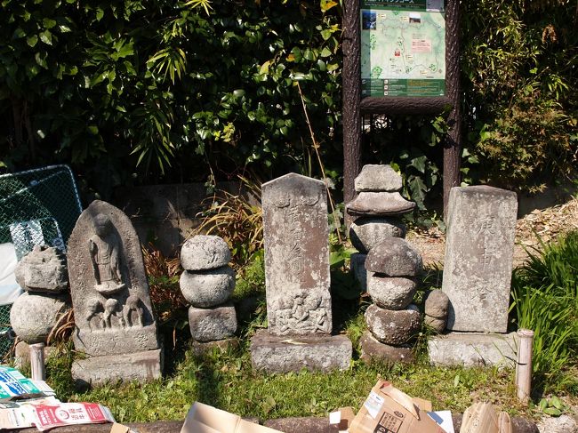 　覚園寺から天園ハイキングコースに向かう登り口には庚申塚があり、庚申塔や五輪塔が並びかつての街道であったことを知らせてくれている。横にごみ集積所があり、鎌倉では一般的なカラス避けの黄色ではなく青のネットだ。その後に天園ハイキングコースの案内板が建っている。覚園寺からの登り口は切通になっており、今では階段が設えてある。切通の上の方にはやぐらが並び、傍にかつての道がある。掘削して切通としたのは後世江戸期あたりであろうか。<br />　尾根に上がると広い道で、1本の尾根道が続いている。永福寺跡・亀が渕か鎌倉宮あたりから続いているのであろう。天園ハイキングコースに向かう尾根道は比較的単調で昔の街道といった雰囲気である。所々に切通がある。覚園寺の谷（やつ）から伸びる裏山の頂上近くには百八やぐらが並んでいる。相変わらずの平坦な道を進むと天園から半僧坊に至る天園ハイキングコースと交わる。その向こうは階段が設えてあり、今泉6丁目公園の広場が広がっている。ここからは団地となっており、古くからの道は見当たらないが、覚園寺からの道は今泉方面へ抜ける鎌倉口の街道であったのであろう。今泉不動の称名寺などの鎌倉時代以前からの古刹があるのはこの地に街道が通っていたからであろう。<br />（表紙写真は登り口の庚申塚）