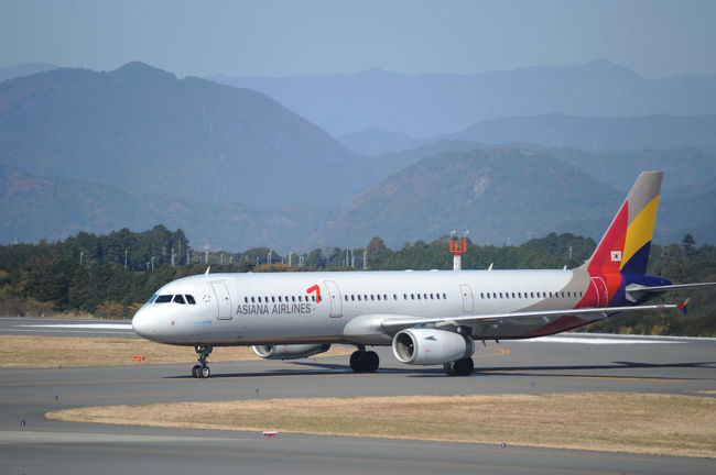 １年６ヶ月ぶりになるかな。富士山静岡空港に来ました。<br />少し霞んでいましたが富士山も見えました。<br /><br />★富士山静岡空港のHP<br />http://www.mtfuji-shizuokaairport.jp/<br /><br />★富士ドリーエアラインズのHP<br />http://www.fujidreamairlines.com/<br /><br />★大韓航空のHP<br />http://www.koreanair.com/ <br /><br />★アシアナ航空のHP<br />http://jp.flyasiana.com/Global/JP/ja/index<br /><br />★ANAのHPです。<br />http://www.ana.co.jp/