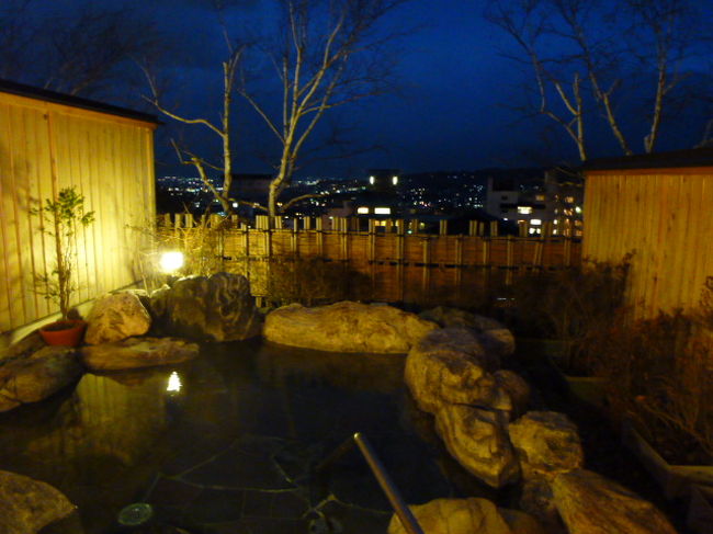 初冬の信州・松本へ1泊旅行。<br /><br />フレンチ「鯛萬」で美味しく頂いた後、松本の奥座敷　浅間温泉へ。<br />浅間温泉の宿泊は「山映閣」。<br />浅間温泉ではもっとも山側の一番高いところにある旅館。<br />到着して、エントランスからの眺めにびっくり。<br />かなり高いところに。<br />旅館に入ると安らぎがあり、安堵。<br />ロビーラウンジからの眺めは素晴らしく、部屋からの眺めに期待が高まる。<br />案内されたのは最上階の3階で部屋名は「有明」。<br />有明は和洋室となっていて、気持ちのいいリビングと和室10畳。<br />部屋からの眺めは絶景。<br />浅間温泉の街並みを見下ろし、向こうに広がる松本盆地。<br />そして遠くに中央・北アルプスの連峰が。<br />贅沢な眺めに感動。<br /><br />温泉風呂は三つある。<br />３階・２階・１階とあり、１階は素晴らしい露天風呂。<br />そこからの眺めは部屋からの眺めと同じく、絶景。<br />湯質は柔らかくまろみがあり、肌に優しい。<br /><br />食事は3階の食事処で。<br />ここも部屋からと同じく絶景を楽しめる。<br />夕食は信州特産を使った和洋食で、松本のワインとともに美味しく。<br /><br />ライトアップされた露天風呂からキラキラと煌めく松本盆地の夜景を楽しみながらゆったりと。<br /><br />次の朝、朝風呂も露天風呂で。<br />目覚めた松本盆地を眺めながらゆったりと体が温まる。<br />朝食も同じく3階の食事処で。<br />信州らしい朝ごはんに満足。<br />絶景を眺めながら、今日の観光コースについて計画を練って。<br /><br />ゆったりと部屋で寛ぎながら、絶景を楽しんで。<br />ゆっくりとチェックアウト。<br /><br />迎えに来たタクシーに乗り込んで、「山映閣」を後にして。<br /><br />「山映閣」は本当に良かったでした。