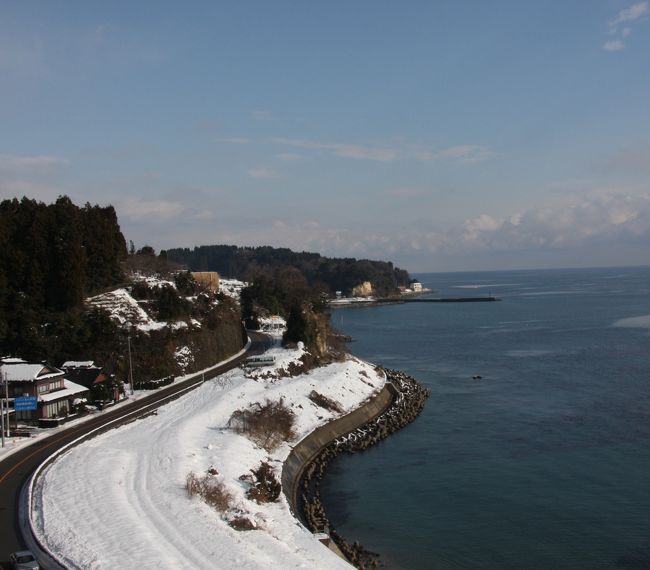2015年新春<br />今年3月に北陸新幹線が金沢まで延伸開業することになりました。<br />富山空港・小松空港を利用するのとどちらが良いかは好き好きでしょうね。<br />列車の旅が好きな私が次回行くとすれば・・・。<br /><br />　　　　　☆　　　★　　　☆　　　★　　　☆<br /><br />氷見グランドホテルから富山湾を望む　　2009.1.27<br />Ocean-view of Toyama-Bay from Himi Grand Hotel<br /><br />2009氷見・金沢の旅①岩井戸温泉（氷見鰤づくし）と金沢街歩き　　　　2009.1.26～28<br />この年は上海に駐在中の息子が、中国の正月である春節の休暇を取って雪深い冬の能登半島の氷見に行きたいというので一緒に行くことになった。<br />日本経済新聞の土曜版に、氷見グランドホテルマイアミの露天風呂から富山湾越しに眺める立山連峰の雪景色が素晴らしいとの記事が出ていたというのだ。<br />私自身もその記事は見たので賛同し、ついでに加賀百万石の城下町金沢の兼六園の雪景色も見ようと提案し、２泊３日の親子の旅となった。<br /><br />2009年1月26日<br />自宅のある埼玉県所沢市→羽田空港→富山空港→JR富山→高岡→氷見が往路。<br />富山空港から富山駅へ向かうバスを途中で降り、富山城跡の博物館を見学した。<br />2009年の大河ドラマの舞台になった地域でもあり、見てよかった。<br />富山県の氷見は能登半島の富山湾に面した寒ブリの本拠地で、ホテルは氷見駅から海岸沿いに北へ5Kmの岩井戸温泉にある。<br />ホテルの温泉は本館の海を望む「漁火の湯」（男性）、「日の出の湯」（女性）のほかに別館「潮の香亭」がある。（ホテルのサイトによる）<br />夕食のブリづくしは圧巻で、お造り（刺身）、ブリなます、ブリ照り焼き、ブリしゃぶ、ブリ寿司など旬の寒ぶりをたっぷり味わった。<br /><br />1月27日<br />昨日の曇り空が一転し、朝はホテルの目の前の海は真っ青で遠くまで見渡せた。（表紙写真）<br />氷見駅までの途中で送迎バスを降りて氷見漁港近くの海鮮館に立ち寄り、数万円もする見事な寒ブリを見たりして、土産には氷見産の干物などを自宅へ送った。<br />氷見から高岡経由で金沢には3時前に到着。<br />駅前の都ホテルhttp://www.miyakohotels.ne.jp/kanazawa/へチェックインして一休みしてから夕方の街歩きに出かけた。<br />まず駅前通を南下し武蔵の近江町市場へ。豊富で新鮮な魚介類に食欲をそそられるが夕食までは我慢だ。<br />百万石通りの武蔵から尾張町までの間には不室屋をはじめ数々の老舗の商店が店を構え、歴史を感じさせる。<br />浅野川を渡り東山のひがし茶屋街に向かうころ、ちょうど街灯がともり雪の残る寒い空気を暖めてくれるように感じた。<br />やがて空の青みも消え、縦簾を通して漏れる店の明かりがえもいわれぬ雰囲気を醸し出していた。<br /><br />②武家屋敷跡・金沢城と兼六園も公開していますのでぜひご覧ください。http://4travel.jp/traveler/810766/album/10528578/<br /> <br />撮影　CANON EOS40D EF-S 17/85 IS USM yamada423<br /><br />2011年、この冬は記録的な寒波が続き北陸の海は大荒れのようです。<br />日本海を南下して産卵に向かうブリも沿岸に近づき大漁が続いているとの報道がありました。氷見沖の定置網「前網」を懐かしく思い出します。またﾌﾞﾘづくしが食べたくなりました。<br /><br />☆お気に入りブログ投票（クリック）お願い★<br />http://blog.with2.net/link.php?1581210<br />