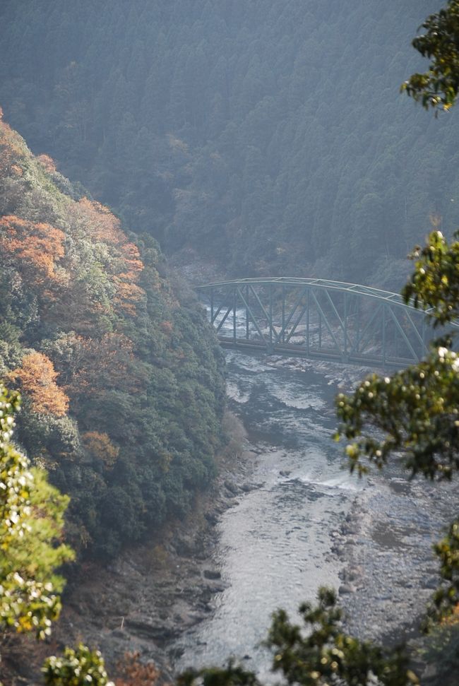 12月5日、午後1時頃に昼食及び休憩したのち、出発して清滝川に沿って下って行き、嵯峨鳥居本に出てから、一気に奥嵯峨の道を通って渡月橋に向かった。<br />午後4時20分に渡月橋に到着した。<br />これまで歩いた距離は約13キロのトレイルであった。<br /><br /><br /><br /><br />＊写真は嵯峨鳥居本へ行く途中六丁峠から見られた保津峡と嵯峨野観光線(トロッコ列車)の鉄橋