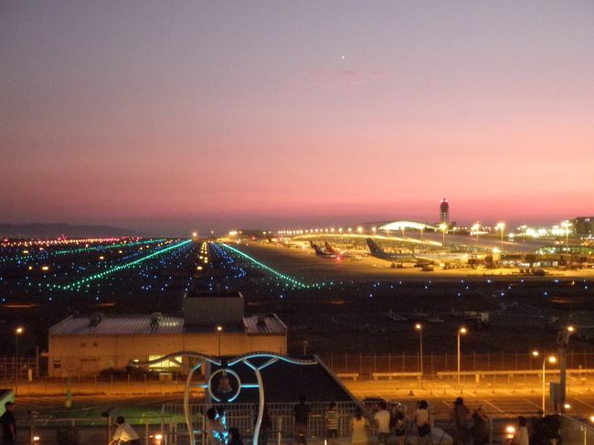 天気の良い日に関西国際空港（関空）に行ってみました。<br /><br />海外旅行前には、必ず関空に行って旅行気分を高めます。<br /><br />Ｓｋｙ　Ｖｉｅｗから飛行機の離着陸を見ていると<br /><br />何だかワクワクしてきます。<br /><br />それでは関空の風景をお楽しみ下さい。<br /><br />またオマケにまもなく無くなるであろう阪和線１１３系も。。。