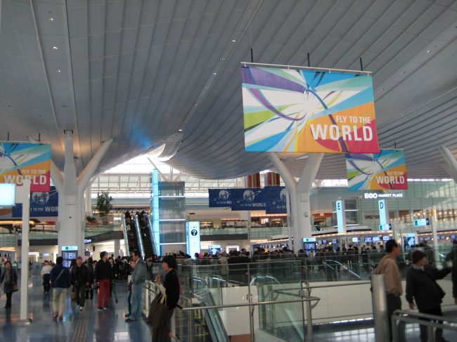 一年ぶりに東京へ・・<br />ぶらりっと、散策してみました！<br /><br />羽田空港へ到着後・・噂の１０月にオープンした国際線を散策することに・・・・・<br /><br />平日・１４時頃の国際線ターミナルです<br />海外旅行者はほとんどいません・・<br />空港内は、空港観光・買い物の人でいっぱいでした！<br /><br />すこしばかり空港の歴史について・・（書くことが無いので・・）<br />１９５２年(昭和27年)・・米国から返還され、わが国の空の玄関として再スタートすることになる<br />１９５３年(昭和28年)・・政府は民間資本によりターミナルを建設することを決定し、財界主要企業の協力により日本空港ビルディング株式会社が設立されました<br />１９５５年(昭和30年)５月・ターミナルの供用が開始される<br />１９６４年(昭和39年)９月・浜松町〜羽田空港間の東京モノレールが開通<br />１９６９年(昭和44年)２月・ジャンボ旅客機B-747型機が初飛行 <br />１９７８年(昭和53年)５月・成田国際空港開港<br />１９９４年(平成 6年)９月・関西国際空港開港<br />１９９８年(平成10年)11月・京浜急行空港線が延伸され、第1旅客ターミナルに直接乗り入れ開始<br />　　　　　　　　　　12月・羽田空港 国内線旅客数が年間5,000万人達成 <br />２００２年(平成14年)12月・羽田空港 国内線旅客数が年間6,000万人達成<br />２００５年(平成17年)２月・中部国際空港開港 <br />２０１０年(平成22年)10月・新国際線旅客ターミナル供用開始<br /><br /><br />日本橋・高島屋で友人と待ち合わせ・・・一年ぶりに再会しました<br />さくら水産（八重洲口）で一杯やりながら・・・<br /><br />日曜日は・・ジャパンカップの東京競馬場へ<br /><br />あっという間の５日間でした<br />