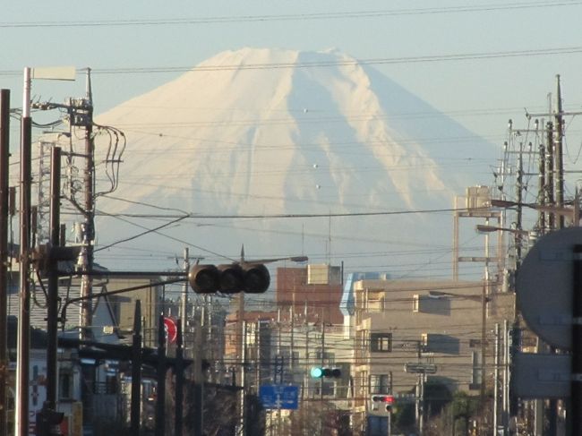 12月17日、午前7時30分過ぎに東武東上線の上福岡駅より素晴らしい富士山が見られた。　典型的な冬型気候のために富士山が近くに見られる。<br /><br /><br /><br /><br />＊写真は上福岡駅よりすっきりとした富士山が見られた