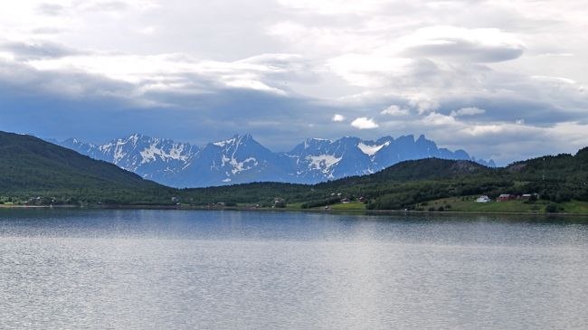 ノルウエーは南に行くほど嶮しい山になる．このあたりまでくると，Porsangerのような茫洋とした氷河の山々でなくLofotenのような嶮しい山や氷河が目立つようになる．E6号線からはやや遠景だが，そのような嶮しい山々が望め，絶景のドライブになる．1536Innestoften出発，Langfjordbotnの向こうに山がみえる．谷を飛び越してKvaenangsfindanの1100ｍ級の山々，それを眺めながらのドライブ．Sorstraumenのフィヨルドの橋をわたり，Nuovagaisa1112ｍのやまを眺め，1730　Oksfjordhamnを通過，さらにドライブは続く．ここまで約105ｋｍ．