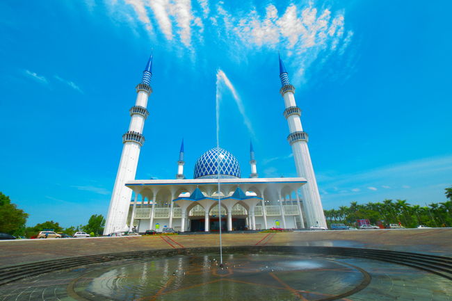 朝ツインタワーの予約を取り、実際に登るまで６時間程間がありましたので、ブルーモスクとプトラジャヤに行きました。２つとも、かなりきれいな建物です。<br /><br />ツインタワー→電車→ブルーモスク→タクシー→プトラジャヤ→電車→ツインタワーという順です。<br /><br />