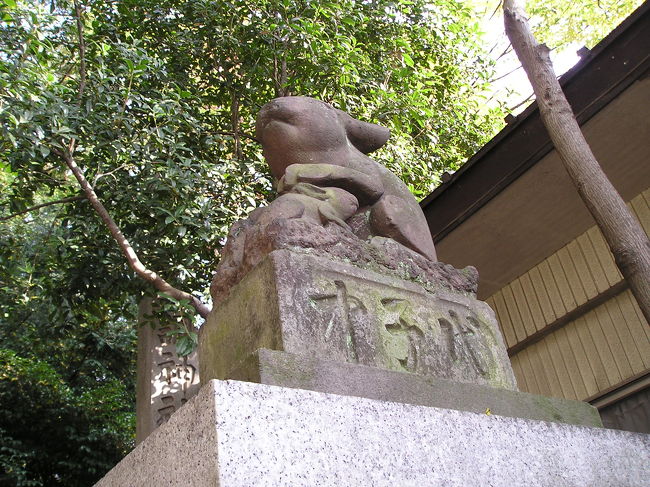 JR浦和駅の南西、約500m（さいたま市浦和区岸町３-17-23）にある調神社には、狛犬ならぬ狛ウサギがいます。<br />本殿は安政年間の建立ですが、1733年に建立された小型ながら見事な旧本殿は総ヒノキ造りで、調神社の隣の稲荷社に転用されているので必見です。<br /><br />律令制の「租庸調」により伊勢神宮に納める貢物の調をあつめる倉庫があった場所のようで、武蔵の国からの貢物の搬入・搬出にじゃまになるので鳥居がありません。これがこの神社の第一の特徴です。<br /><br />第二の特徴は調（ツキ）神社の名前です。調神社と書いて地元では「ツキノミヤジンジャ」と呼んででいます。そして中世に「調」と「月」が同じ読みなので月待信仰と結びついて、ウサギを神の使いとするようになったそうですが、それで神社の入り口に「狛ウサギ」が子ウサギを抱いて座っています。かわいいので睨みをきかす境界神の迫力はありません。<br />さらに、「ツキノミヤ」から「ツキの宮」となって、繁栄・成功を祈る対象にもなっています。<br /><br />ご祭神は天照皇大神、豊宇気姫命、スサノオノ命の三柱で、いずれも税金を取り立てる側のアマツカミです。この地が東国経営の貢物・税金の集積場所だったのでしょう。<br />訪れたときは七五三の季節で、拝殿には着飾った子供と家族が入っていました。<br />現在の本殿は安政年間の建立ですが、それまでの本殿は1733年に建てられた一間社流造りで、現在は稲荷社に転用され、調神社の隣の赤い鳥居を潜り抜けたところにあり、正面の破風の上部にもウサギが彫られています。<br />小さい社なので簡単に一回りできるのですが、社殿の両側の廊下？の突き当たりにも透かし彫りでウサギがいます。欄間からのぞくと顔が見えますが、外側から見たのではウサギの丸い尻しか見えません。<br /><br />古い記録と構造が一致しているので古い建築物と解るらしいのですが、風雨にさらされていて良いのかと心配になるような見事な建築です。<br />調神社を訪れたら、元来の本殿だったこの稲荷社を拝観されることをお薦めします。<br /><br /><br />