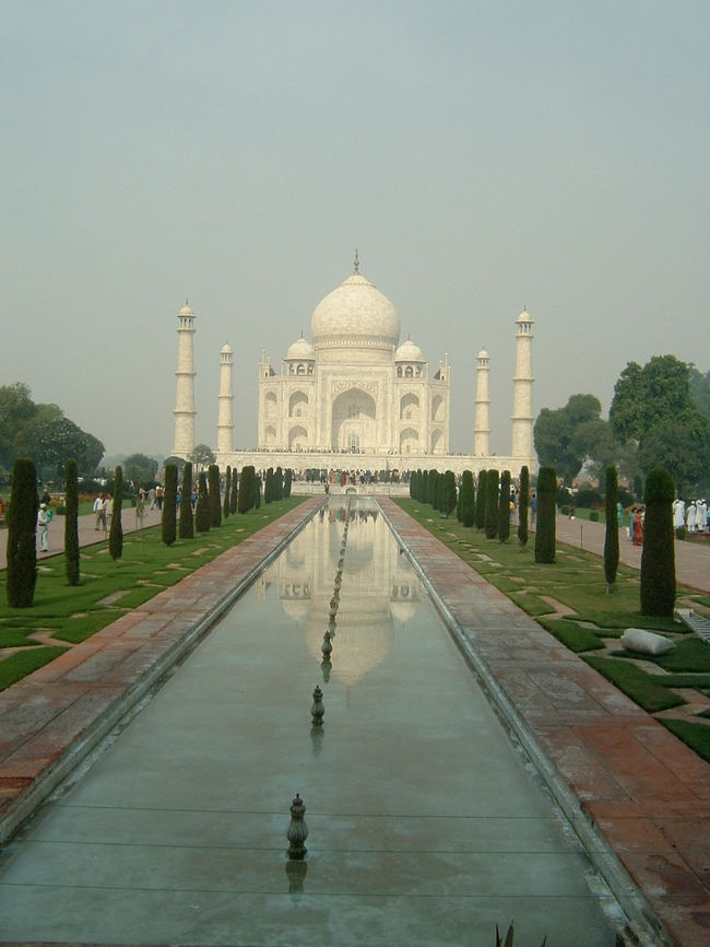 今回のインド初訪問の最大の目的は、念願のタージ・マハル(Taj Mahal)を訪れることでした。ムガール帝国第５代皇帝シャー・ジャハーンが亡くした愛妃のために22年の歳月と財を費やして1653年に完成した白大理石の世界一豪華で美しい墓。これを見ずしてあの世には行けないと思いました。生憎、当日は曇り空でしたがこの白亜のドーム、完璧なデザインの歴史的建造物をじっくり堪能した後、近くのアグラ城(Agra Fort)へ移動し当時のムガール帝国の栄光を感じてきました。ニューデリーからは、運転手付き車を一人でチャーターしてアグラとジャイプールを2泊3日で駆け足で廻って来ました。インドの交通手段の煩わしさやトラブル、年齢的に自分の体力も考慮して無難な策をとりましたが正解でした。郊外の道路事情は都会より更に悪く、貧しい悲惨な下級カーストの人達も見かけインドの抱える社会的矛盾と問題点も少しは感じることができました。<br />写真はインドの至宝タージ・マハルの正面。<br />