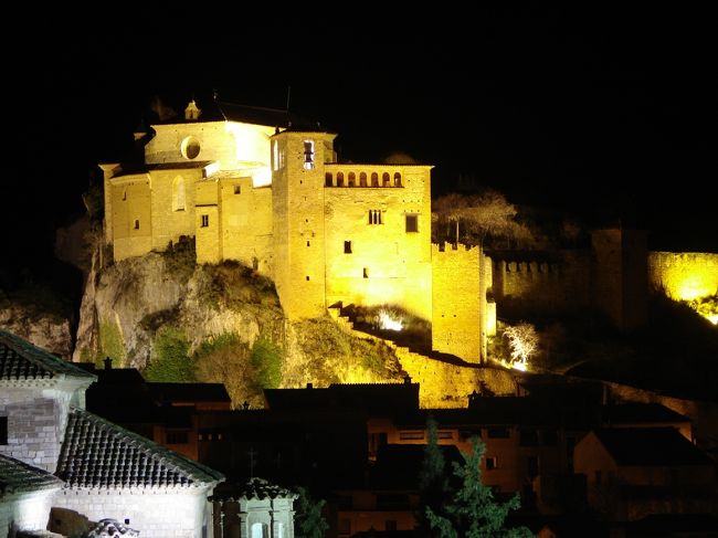 ウエスカ (Huesca) 旅行　アルケサル (Alquezar) の続きです。<br />1 食事＆街歩き　↓<br />http://4travel.jp/traveler/milflores/album/10528400/<br /><br />町の一番高い所に建つサンタ・マリア教会は<br />９世紀のイスラムの城だった所に建築された。<br />アラブ語で城砦を意味する 「Al Qasr」、これが訛って<br />町の名前「アルケサル」になったと言われています。<br /><br /><br />・・・・・・・・・・・・・・・・・・・・・・・・・・・・・・・<br />今回の旅程　（●印がこの旅行記の部分）<br /><br />○１日目　Madrid → Loarre （Loarre泊）<br />●２日目　Riglos / Alquezar （Alquezar泊）<br />●３日目　Barbastro / Torreciudad / Ainsa / Can~on de An~isclo<br />　　　　　（Monte Perdido パラドール泊）<br />○４日目　Tella Sin / Janovas / Ainsa （Boltan~a泊）<br />○５日目　Abizanda / 帰路 Madrid へ<br />・・・・・・・・・・・・・・・・・・・・・・・・・・・・・・・<br /><br /><br />表紙の写真：　ホテルの部屋から　（夫撮影）