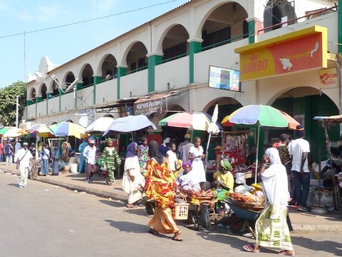 ガンビアは西アフリカ西岸に位置する共和制国家。　英語ではRepublic of the Gambia.　何故かTheが付く。　1965年2月18日のイギリスから独立したイスラム教が80パーセントの小さな国。　面積は11,300km2　人口は約170万人。　日本人にはあまりなじみがないが、イギリスとは時差がなく、英語圏なので、カリブとかに行かれないような質の悪いイギリス人がチャーター便でやってくるので、ビーチリゾートエリアのガンビア人はすれていて、イギリス人のように汚い英語を話す。　アトランティックコースとのホテルはイギリスのサイトで予約したのでハーフボードで1泊30ドルくらいで、とても安いです。　空港からホテルまではタクシーで600GMD（22ドル）。フィックスレートなので交渉しなくて良いが、完全にリップオフプライスです。<br />