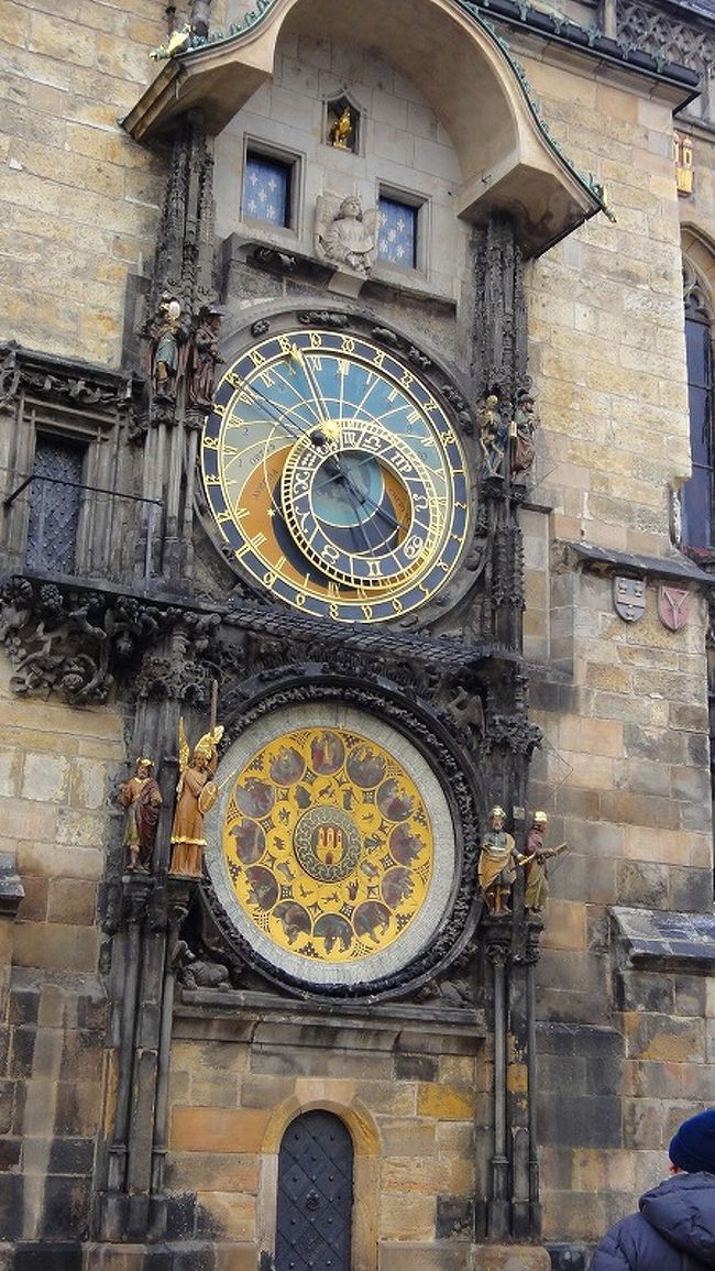 8時半にホテルを出発して、9時前にプラハ城の観光をはじめ、午前中はガイドの後をゾロゾロと歩きながらの旧市街地の観光。<br />ただ付いて行くだけで、カレル橋から次にどう向かったのかは全く判らないが、所々に有名な観光ポイントがありました。<br />カレル橋からスタートしたのが午前10時頃になっていました。<br /><br />写真もその一つで、15世紀に造られた天文時計で旧市庁舎で現在も動いていると云う。