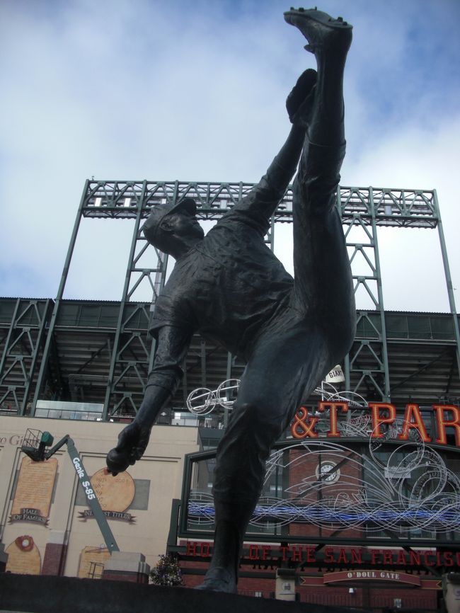 外からは何度も見たことのある、サンフランシスコ・ジャイアンツの本拠地、ＡＴ＆Ｔパークを訪れました。<br />ウォーターフロント再開発の一環、海の見える素晴らしい球場でした。<br />この頃は、パドレスとの地区首位争いの真只中で、白熱したゲームが続いていました（この日の応援が効いたのかその後ワールドチャンピオンに）。<br />リンスカム（ジャイアンツのエース）の先発試合を見たかったのですが、前日に投げていて見られませんでした。<br />しかし、それより面白いものを一杯見られました。<br />野球の試合より、始まる前、試合途中、試合後にすごいものが見られました。<br />特にタイトルに挙げた「キッズラン」は最高でした。<br />※タイトル写真は、星飛雄馬、ではなく、往年の大投手、フアン・マリシャル。