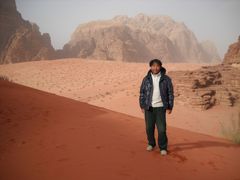 巨大な岩山と魅力的な赤い砂のジュータンが果てしなく続く