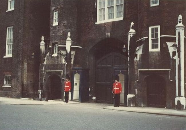 1983年7～8月大学生の時、初めての海外旅行でヨーロッパ＆アメリカを訪れました。シンガポール・イギリス・アメリカ・メキシコ・カナダ・ベルギー・ドイツ・オランダ・デンマーク・フィンランド・スウェーデン・ノルウェー・イタリア・スイス・フランス・モナコを2ヶ月で周遊するという、内容はいつもの弾丸の旅。<br /><br />各国の歴史・宗教・世界観について、深く語ってはおりません。<br />いつものお気楽な「なんちゃって旅行記」をご紹介します。<br /><br /><br />≪全行程≫<br /><br />１日目：夜、成田空港→シンガポール　　　[シンガポール航空]<br />２日目：終日、シンガポール市内散策。<br />http://4travel.jp/traveler/satorumo/album/10530523/<br /><br />　　　　夜、シンガポール→ロンドン　　　[シンガポール航空]<br />３日目：早朝、ロンドン着。<br />　　　　終日、ロンドン市内散策。<br />　　　　　　　　　　　　　≪★今回のお話はココです≫<br />http://4travel.jp/traveler/satorumo/album/10530525/<br /><br />４日目：終日、ロンドン市内散策。<br />５日目：終日、ロンドン市内散策。　　　　<br />６日目：終日、ロンドン市内散策。<br />７日目：列車でマンチェスターへ。<br />８日目：午前、マンチェスター→ニューヨーク　[チャーター機］<br />　　　　午後、ニューヨーク市内散策。<br />９日目：終日、ニューヨーク市内散策。<br />10日目：午後、グレイハウンドバスでシカゴへ。　　<br />11日目：午前、シカゴ着。<br />　　　　終日、シカゴ市内散策。<br />　　　　夜、グレイハウンドバスでニューオーリンズへ。<br />12日目：夕方、ニューオーリンズ着。<br />13日目：終日、ニューオーリンズ市内散策。<br />http://4travel.jp/traveler/satorumo/album/10530545<br /><br />14日目：朝、グレイハウンドバスでエルパソへ。<br />15日目：夕方、エルパソ着。<br />16日目：午前、メキシコ領シウダー・フアレスへ。<br />http://4travel.jp/traveler/satorumo/album/10537936<br /><br />　　　　午後、エルパソへ戻る。<br />　　　　夕方、グレイハウンドバスでアルバカーキ経由<br />　　　　フラッグスタッフへ。<br />17日目：朝、フラッグスタッフ着。<br />　　　　バスでグランドキャニオン往復。<br />　　　　夜、グレイハウンドバスでロスアンゼルスへ。<br />18日目：朝、ロスアンゼルス着。<br />　　　　終日、ロスアンゼルス市内散策。<br />19日目：終日、アナハイムのディズニーランド散策。<br />20日目：終日、ハリウッド散策。<br />21日目：午前、グレイハウンドバスでサンディエゴへ。<br />　　　　着後、サンディエゴ市内散策。<br />　　　　夕方、グレイハウンドバスでロスアンゼルス経由<br />　　　　ラスベガスへ。<br />22日目：深夜、ラスベガス着。<br />　　　　カジノで遊ぶ。<br />　　　　朝、グレイハウンドバスでソルトレイクシティ経由<br />　　　　サンフランシスコへ。<br />23日目：昼、サンフランシスコ着。<br />　　　　着後、サンフランシスコ市内散策。<br />24日目：終日、サンフランシスコ市内散策。<br />http://4travel.jp/traveler/satorumo/album/10538538/<br /><br />　　　　夜、グレイハウンドバスでシアトルへ。<br />25日目：午後、シアトル着。<br />26日目：午前、グレイハウンドバスでカナダのバンクーバーへ。<br />　　　　午後、バンクーバー着。<br />27日目：朝、バスでビクトリアへ。<br />　　　　午後、ビクトリア市内散策。<br />28日目：午前、バスでバンクーバーへ。<br />　　　　午後、バンクーバー市内散策。<br />　　　　夜、グレイハウンドバスでジャスパーへ。<br />29日目：朝、ジャスパー着。<br />　　　　終日、カナディアンロッキー散策。<br />http://4travel.jp/traveler/satorumo/album/10539348/<br /><br />　　　　夕方、バンフ着。<br />　　　　夜、グレイハウンドバスでトロントへ。<br />30日目：終日、バス車中。　　<br />31日目：終日、バス車中。<br />32日目：早朝、トロント着。<br />　　　　午前、トロント市内散策。<br />　　　　昼、グレイハウンドバスでナイアガラの滝へ。<br />　　　　午後、ナイアガラの滝散策。<br />http://4travel.jp/traveler/satorumo/album/10539741/<br /><br />　　　　夕方、グレイハウンドバスでバッフォロー経由<br />　　　　ワシントンへ。<br />33日目：早朝、ワシントン着。<br />　　　　終日、ワシントン市内散策。<br />http://4travel.jp/traveler/satorumo/album/10539748/<br /><br />　　　　夜、グレイハウンドバスでニューヨーク経由<br />　　　　ボストンへ。<br />34日目：早朝、ボストン着。<br />　　　　終日、ボストン市内散策。<br />35日目：午前、グレイハウンドバスでニューヨークへ。<br />36日目：終日、ニューヨーク市内散策。<br />　　　　夜、ニューヨーク→ロンドン　［チャーター便］<br />37日目：朝、ロンドン着。<br />　　　　午前、ロンドン市内散策。<br />　　　　午後、列車でドイツのアウグスブルグへ。<br />38日目：朝、アウグスブルグ着。<br />　　　　終日、ロマンチック街道散策。<br />　　　　夕方、フランクフルト着。<br />　　　　夜、列車でハノーバー経由西ベルリンへ。<br />39日目：早朝、西ベルリン着。<br />　　　　終日、西ベルリン・東ベルリン市内散策。<br />http://4travel.jp/traveler/satorumo/album/10539753/<br /><br />40日目：深夜、列車でオランダの首都アムステルダムへ。<br />　　　　朝、アムステルダム着。<br />　　　　終日、アムステルダム市内散策。<br />http://4travel.jp/traveler/satorumo/album/10539771/<br /><br />　　　　夜、列車でスウェーデンのストックホルムへ。<br />41日目：夕方、ストックホルム着。<br />　　　　夜、フェリーでフィンランドのトゥルクへ。<br />42日目：朝、トゥルク着。<br />　　　　午前、列車で首都ヘルシンキへ。<br />　　　　午後、ヘルシンキ市内散策。<br />http://4travel.jp/traveler/satorumo/album/10539775<br /><br />　　　　夜、フェリーでストックホルムへ。<br />43日目：朝、ストックホルム着。<br />　　　　午前、ストックホルム市内散策。<br />http://4travel.jp/traveler/satorumo/album/10542172/<br /><br />　　　　夕方、列車でノルウェーの首都オスロへ。　<br />　　　　深夜、列車でミリダールへ。　　<br />44日目：早朝、ミリダール着。<br />　　　　ソグネフィヨルドの入口フロム往復。<br />　　　　午前、列車でオスロへ。<br />　　　　午後、列車でトロンヘイム経由ファウスクへ。<br />45日目：朝、ファウスク着。<br />　　　　午前、バスでナルビクへ。<br />　　　　午後、列車でアビスコへ。<br />http://4travel.jp/traveler/satorumo/album/10542694/<br /><br />46日目：朝、列車でデンマークの首都コペンハーゲンへ。<br />47日目：朝、コペンンハーゲン着。<br />　　　　終日、コペンハーゲン市内散策。<br />http://4travel.jp/traveler/satorumo/album/10543453<br /><br />　　　　夕方、列車でハンブルグ経由フランクフルトへ。<br />48日目：早朝、フランクフルト着。<br />　　　　朝、列車でケルンへ。<br />　　　　午前、ケルン市内散策。<br />　　　　午後、列車でベルギーの首都ブリュッセルへ。<br />　　　　夕方、ブリュッセル市内散策。<br />http://4travel.jp/traveler/satorumo/album/10544148/<br /><br />　　　　夜、列車でイタリアのミラノへ。<br />49日目：朝、ミラノ着。<br />　　　　午前、ミラノ市内散策。<br />　　　　昼、列車でベネチアへ。<br />　　　　午後、ベネチア市内散策。<br />http://4travel.jp/traveler/satorumo/album/10545191/<br /><br />　　　　夜、列車でピサ経由ナポリへ。<br />50日目：早朝、ナポリ着。<br />　　　　朝、船でカプリ島へ。<br />　　　　午後、船でソレント経由ポンペイへ。<br />http://4travel.jp/traveler/satorumo/album/10545295/<br /><br />　　　　夕方、列車でローマ経由スイスのジュネーブへ。<br />51日目：午前、ジュネーブ着。<br />　　　　午後、インターラーケンへ。<br />52日目：終日、ユングフラウ散策。<br />http://4travel.jp/traveler/satorumo/album/10546955/<br /><br />　　　　夜、列車でパリへ。<br />53日目：早朝、パリ着。<br />　　　　終日、パリ市内散策。<br />　　　　夜、列車でモンサンミッシェルへ。<br />54日目：午前、モンサンミッシェル散策。<br />http://4travel.jp/traveler/satorumo/album/10547322/<br /><br />　　　　午後、列車でパリへ。<br />　　　　夜、ＴＧＶでリヨン経由ニースへ。<br />55日目：早朝、ニース着。<br />　　　　終日、モナコ市内散策。<br />http://4travel.jp/traveler/satorumo/album/10548150/<br /><br />　　　　夜、列車でジュネーブ経由ツェルマットへ。<br />56日目：午前、ツェルマット着。<br />　　　　午後、マッターホルン往復。<br />http://4travel.jp/traveler/satorumo/album/10548850/<br /><br />　　　　夕方、列車でミラノ経由ローマへ。<br />57日目：朝、ローマ着。<br />　　　　終日、ローマ市内散策。<br />58日目：終日、ローマ・バチカン市内散策。<br />http://4travel.jp/traveler/satorumo/album/10549080/<br />http://4travel.jp/traveler/satorumo/album/10549580<br /><br />　　　　夜、ローマ→シンガポール　　［シンガポール航空］<br />59日目：夜、シンガポール着。<br />60日目：午前、シンガポール→成田　　［シンガポール航空］<br />　<br /><br /><br />