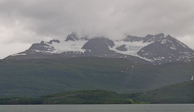 1730　Oksfjordhamnを通過，1750Storslettに到着．Coopで食料を買い足して，ATMでお金をおろす．10年前にもよったが，そのときのおもちゃ屋はDVD屋になっていた．そのとき入ったレストランは見つけられなかった．1904Kafjord自治体，Olderdalenのフェリー乗り場に到着．車一台と3人で193NOK　2691円．景色は最高のフェリー．雨が強く，風も強く寒い最悪の天気だったが，氷河がきれいに見えた．晴れていたら最高だが，ノルウエーは曇りや雨が多いので仕方がないとおもう．甲板にずっといて景色を堪能．Lyngseidetには1955到着．今日の漁師小屋はフェリー乗り場から約300ｍ左側だが，だいぶ遅れたので大丈夫だろうか．<br />なおTromso-Altaに必要な2つのフェリーの時刻表は<br />http://www.bjorklid.no/index.php?option=com_content&amp;task=view&amp;id=70&amp;Itemid=42<br /><br />