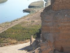 廃墟の下にはゆっくりユーフラテス川が流れている