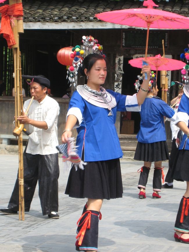 　広西での最終日。程陽の村歩きとトン族の民族舞踊を楽しみます。<br /><br />この旅行記の目次<br />１　漓江でいかだに乗る	桂林・興坪<br />２　龍脊の竹筒飯	桂林・龍勝<br />３　風雨橋の村に泊まる	程陽　　　<br />４　トン族の村の朝　　　程陽 （今回）<br />