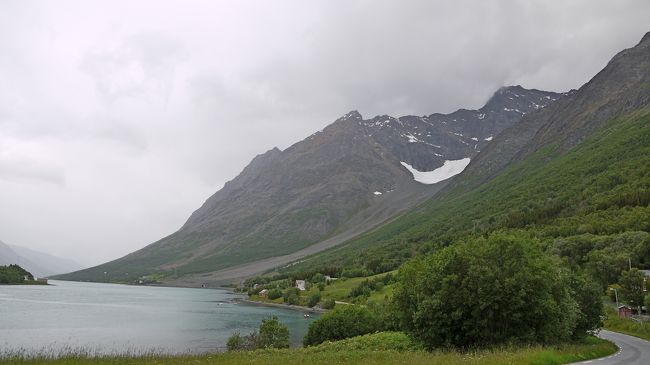 そのままFinland，Enontekioにむかうのもあまりおもしろくないので，周辺をドライブした．南に行くほど山が嶮しくなるので絶景が見えるだろう．1140最初Koppangen方向へ向かうが，期待した氷河は近すぎて見えず，氷河の近くにも行けないので戻る．その後国道91号線をTromso方向へ．KjosenというFjordにそって，Ullsfjordenという大きなフィヨルドまで走る．雨が降ってきて，霧もあったが，やはり絶景だった．時間がないので1230に着いたところでUターンと決めてあったので，Svensbyのフェリー乗り場にはたどり着けず．1254Lyngseidetに戻り，868号線をSkibotnに向かう．途中Kvatvikの先で大きな滝を見つけ，その麓まで行ってみた．1314再度出発