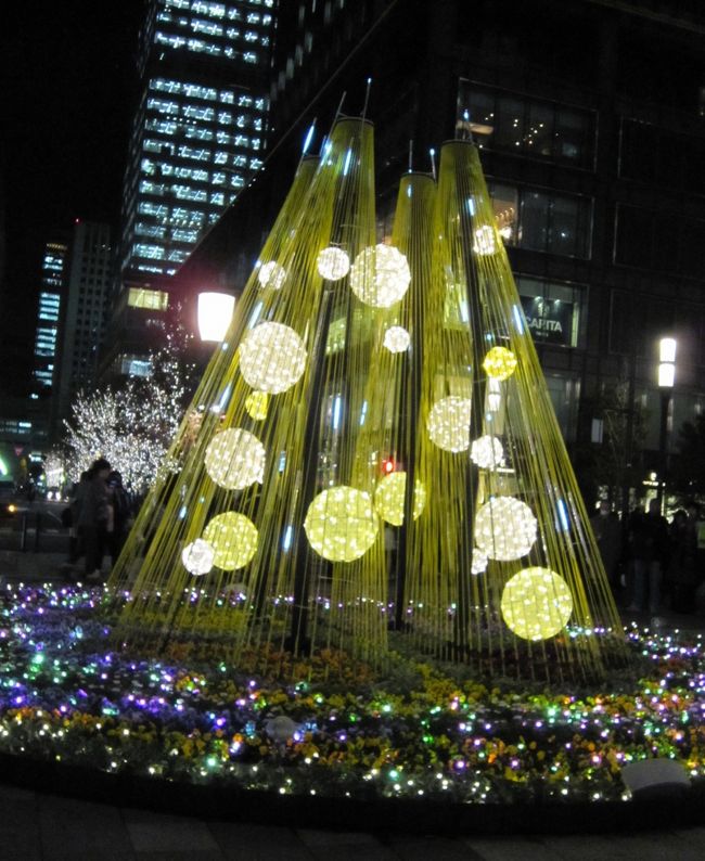 東京駅周辺で始まったイルミネーションを見てきました。<br /><br />「光のアート・インスタレーション光流」→「アンビエント・キャンドルパーク」→「フラワーファンタジア」<br /><br />光都東京・LIGHTOPIA 2010<br />http://www.kouto-tokyo.jp/<br /><br />★2010年12月21日(火)〜12月29日(水）★<br />（ｱﾝﾋﾞｴﾝﾄ･ｷｬﾝﾄﾞﾙﾊﾟｰｸは12月26日まで。)<br />