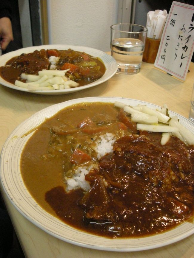 築地に通い続けているという人に『築地ツアー』をやってもらいました。築地って刺身食べるだけだとおもったけど大間違い。完全な観光地でした。刺身嫌いな私でも楽しめました☆<br />