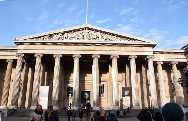 ５日目は、ロンドンの大英博物館に行きました。<br /><br />大英博物館は、人類の歴史と文明の遺産を結集した世界最古・最大の博物館。<br />ロンドン最大の観光施設で、年間入場者数は７００万人との事。<br />有名な展示物としては、ロゼッタストーン、パルテノン神殿の彫刻群、ミイラ。<br />この３つは、大英博物館の３大お宝と呼ばれているらしい。<br />約９０の展示室が、１３の分野に分類されているとの事です。<br /><br />※ 2015.09.22 位置情報登録