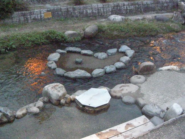 伝説と神話に包まれた出雲の国の名湯<br />奈良時代初期に開かれた、日本でも最古の歴史をもつ玉造温泉は、大国主命とともに国造りをした少彦名命が発見、神代の頃からあったという言い伝えがある。<br /><br />出雲旅行といえば、『玉造温泉』でしょう。<br />ってな感じで、早々と温泉は決定しました。<br /><br />