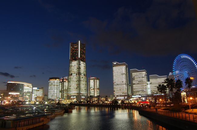 先週に続いて横浜の夜景を見に行く。<br />クリスマスイブなので、みなとみらいオフイスの全館点灯が期待され、また各地のイルミネーションも期待した。<br /><br />コースは<br />馬車道駅→万国橋→ナビオス横浜→赤レンガ倉庫→大桟橋→山下公園→シーバス→みなとみらい<br /><br />万国橋では、みなとみらいを撮るスポットでカメラマンがいっぱいだった。イブなので、ほとんどのビルが点灯していて眩しい限り。 <br />橋を渡ったナビオス横浜は、汽車道沿いにイルミネーションが結構派手にやっていた、６時からイベントも有った。 <br />赤レンガ倉庫は、さすがに凄い人出。先週はガラガラだったが。今回は、クリスマスイブなので、クリスマス市で小屋の恒例のホットワインを飲む。 <br />ここから大桟橋へ、今日はクルーズ船「ぱしふぃっくびーなす」が停泊していた。飛鳥?も初めは遠くから見られたのだが、５時過ぎに出航してしまった。間に合わずに残念。 <br />大桟橋で、みなとみらいを見た後に、山下公園に行って、シーバスに乗り、みなとみらいまでプチクルーズ。赤レンガ、ベイブリッジ、みなとみらいの夜景が素晴らしい。運賃はわずか４００円。これはお勧めです。 <br />