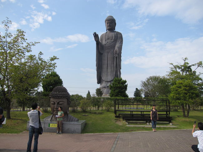 茨城県の牛久に在る　牛久大仏　を訪ねて来ました。<br />牛久大仏は　東本願寺（正式には　浄土真宗東本願寺派　本山東本願寺　と言います）の　大仏です。<br />http://www.honganji.or.jp/docs/about/facility02.shtml?pScfac07<br />パンフレットによれば　高さ１２０ｍ　世界最大の青銅製立像でギネスブックに載っているそうです。<br />因みに　自由の女神　は　４０ｍの高さですので、３倍の高さを誇っています。<br /><br />拝観料を払って中に入ると、寺といっても本堂などのお堂は無く大仏の周囲は広大な庭園になっています。一角にはこじんまりとした動物園が在り子供たちの遊び場になっています。<br />拝観料　<br />　　　庭園散策のみ　大人５００円　子供３００円<br />　　　胎内巡り込み　 大人８００円　子供４００円<br /><br />所在地　茨城県牛久市久野町２０８３　　<br />　　　　　０２９−８８９−２９３１<br />駐車場　８００台　無料<br /><br />その１　は庭園散策と大仏胎内巡り　の記事です。