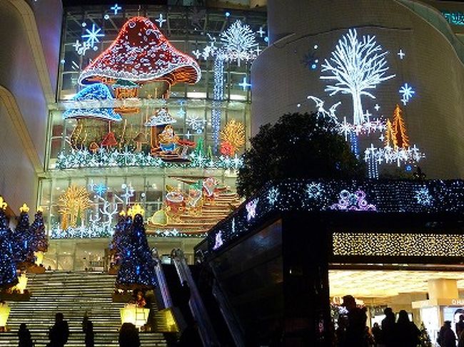 クリスマスのイルミネーションが綺麗に輝く上海での街歩きです。<br /><br />ごく一部の地域、豫園・南京西路の静安寺～伊勢丹前＆新天地でのイルミネーションです。<br />まだまだ撮り残しがありましたが、私の１２月の夜の街歩きのご紹介です♪