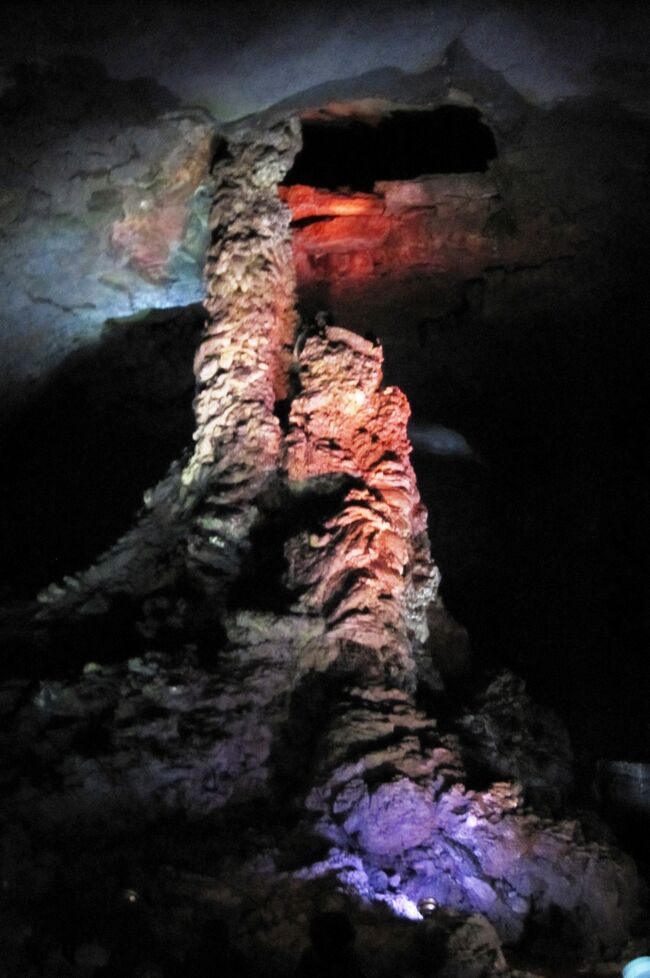 世界遺産の万丈窟紹介の続きです。入口から1キロ地点では、世界でも珍しい規模の『溶岩石柱』が見学できます。この部分はカラフルにライトアップされています。