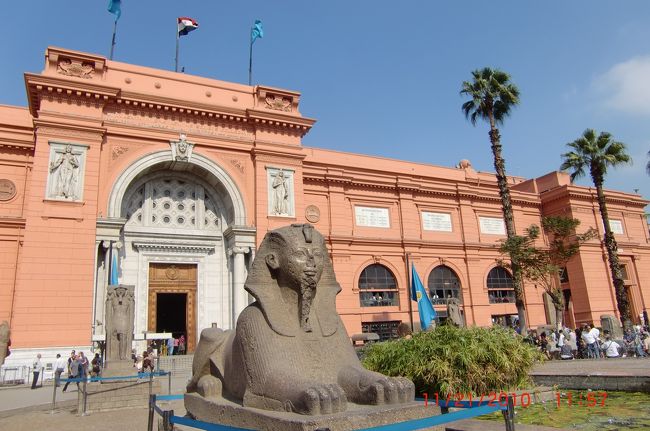 １４日目の今日はカイロ市内観光です。エジプト考古学博物館から、世界遺産のカイロ歴史地区「オールドカイロ」を観光します。<br />その後予定では１６：５５発のエジプト航空便で帰国の途につきます。<br />写真はエジプトの、いや世界の宝物を数多く保有する「エジプト考古学博物館」です。<br />