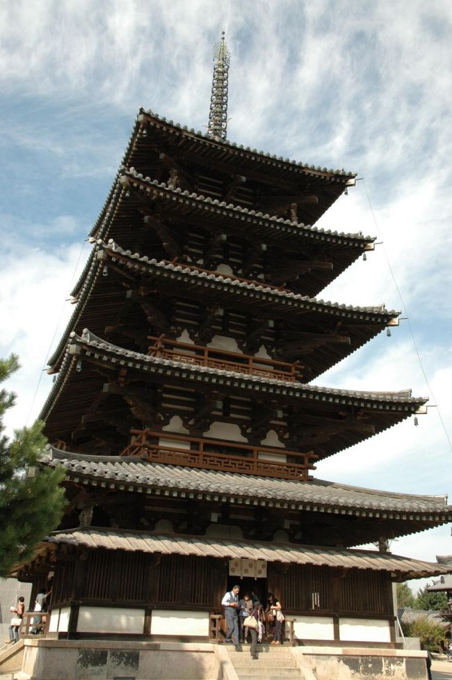 遅い夏休み。<br />せんとくんに会いに奈良で行われている「平城遷都1300年祭」を見に行きました。<br />あわせて神戸、大阪、奈良、伊勢を観光してきた5泊6日の旅です。<br /><br />4日目は奈良市内からちょっと足を伸ばして、西の京、斑鳩観光。<br />普通の土曜日なのに、特別拝観が多数あったせいか薬師寺はものすごく混んでいて、<br />その周辺の道路も渋滞していて、バス遅れたりもしました。<br />そしてずっと行ってみたかった法隆寺。<br />夜には前日見れなかった興福寺も閉館時間ぎりぎりに間に合ってみることができました。<br /><br />　10/20 →神戸<br />　10/21 神戸→大阪<br />　10/22 大阪→奈良<br />★10/23 奈良<br />　10/24 奈良→伊勢→鳥羽<br />　10/25 鳥羽→名古屋→<br /><br />※この旅行記は ぱと が書きました。 <br />