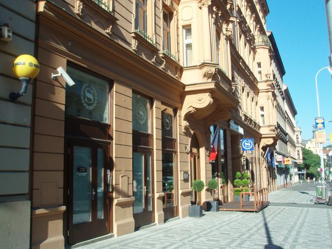 予約 Spg.com<br /><br />料金プラン Double Starpoints Pr CZK 3,300(14200円)<br /><br />部屋<br />Elegant Room In Contemporary Design. <br />Free Access To Health Club, Deluxe Room, 32 Inch Flat Screen Lcd Tv, Sweet Sleeper Bed <br /><br />プラチナ特典<br />ルームアップグレード ジュニアスイート<br />朝食はクラブラウンジでコンチネンタル(卵料理もリクエストでOK)<br />