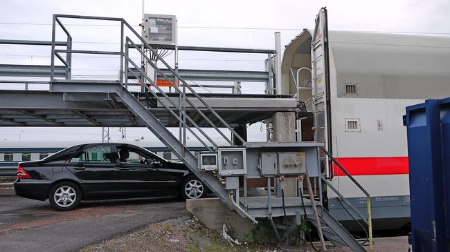 このブログではRovaniemi駅の様子を紹介．この日なんと3回も駅に行った．ロッカーに荷物を入れるとき（1513），レンタカーを市内で返却できず駅で返却したとき（1800），食事後，寝台列車に乗るとき（1958）．2015にKemijarviからの列車の到着の前に駅にいたかった．自動車運搬車両への自動車搬入の様子，自動車用車両と一般車両の連結．Kemijarviからの列車の連結などを見ることができた．同僚が来るときの寝台との座席と間違え，一悶着合ったがこれも経験の内．使った乗車券などは別の場所に保管しておくこと．<br />フィンランドの夜行列車には1997年，2000年，2003年，2006年，2008年と乗っているが，Rovaniemi側からは初めての乗車．たのしみだ．しかしなぜか日本では「サンタクロース・トレイン」などと呼ばれている．実際は愛称もない急行274列車なのだが．しかし寝やすくて便利だ．